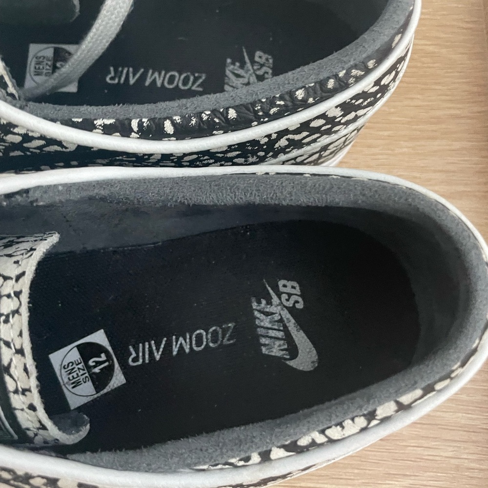 Nike men’s Stefan janoski Black and White Textured Sneakers - Picture 7 of 7